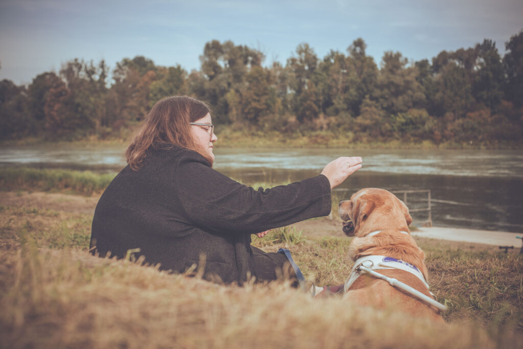 Sarah Kamhuber mit Blindenführhund
